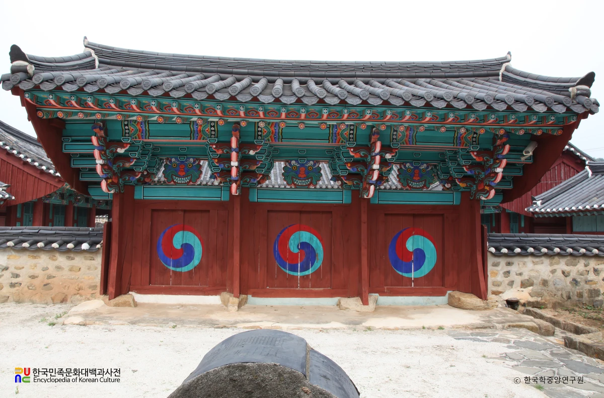 거제향교 중 내삼문 정면