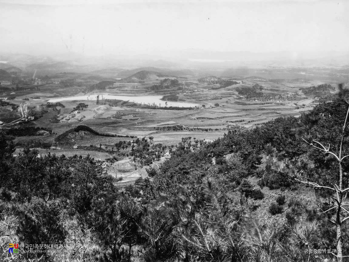 창녕 화왕산 방면에서 본 창녕 교동과 송현동 고분군 중 교동 고분군 전경