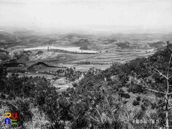 창녕 화왕산 방면에서 본 창녕 교동과 송현동 고분군 중 교동 고분군 전경