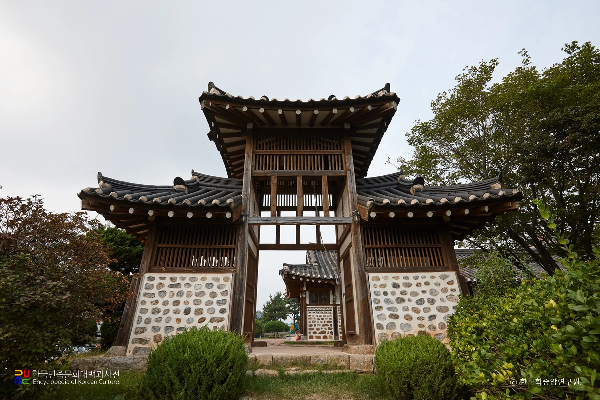 강화 온수리 성공회 성당 중 문루 정면