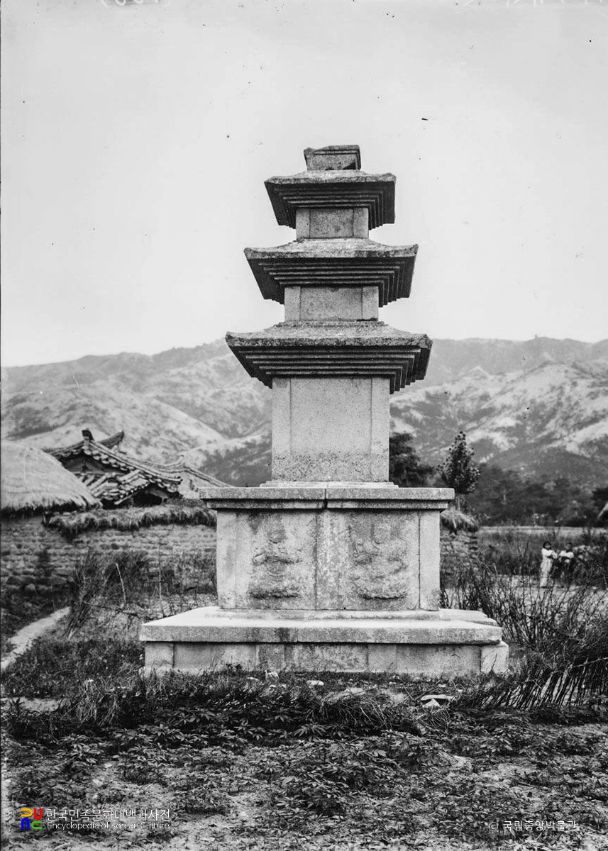 경주 남산동 동서삼층석탐 중 서삼층석탑 우측면