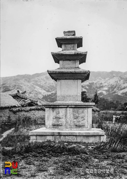 경주 남산동 동서삼층석탐 중 서삼층석탑 우측면