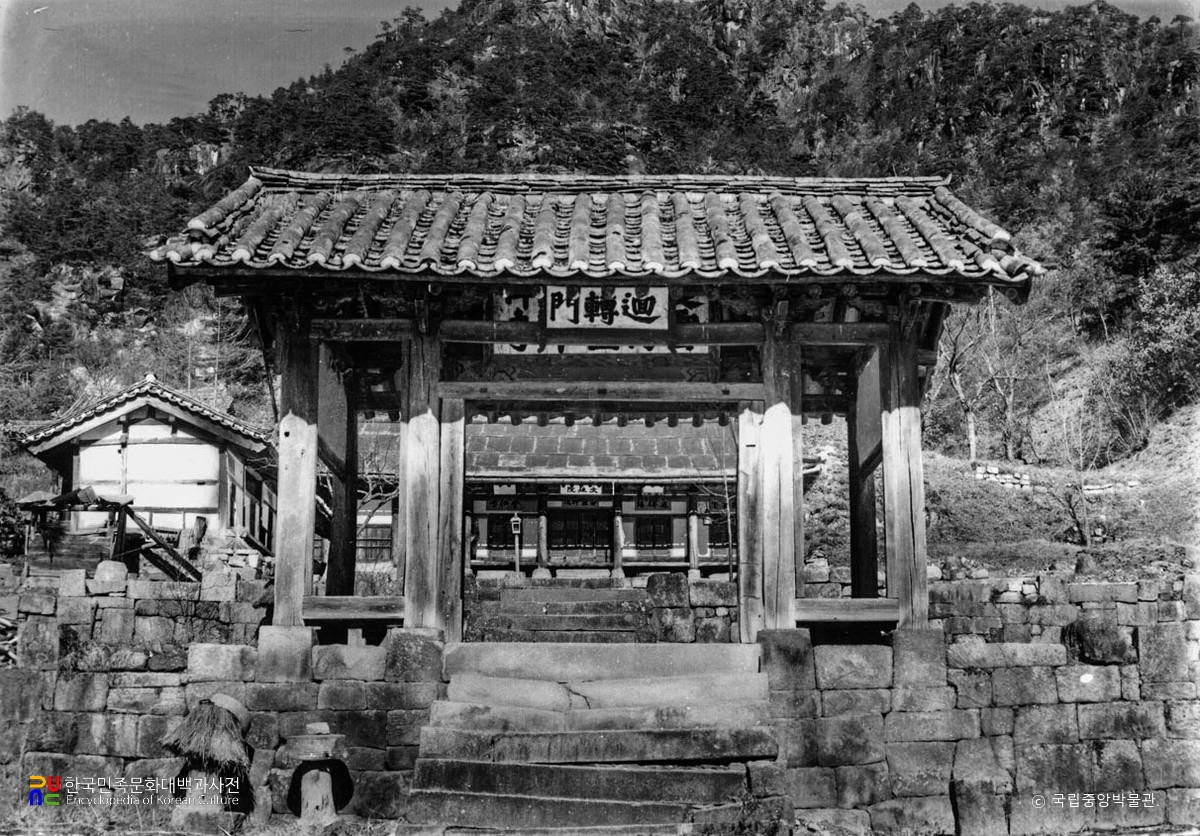 춘천 청평사 회전문 정면