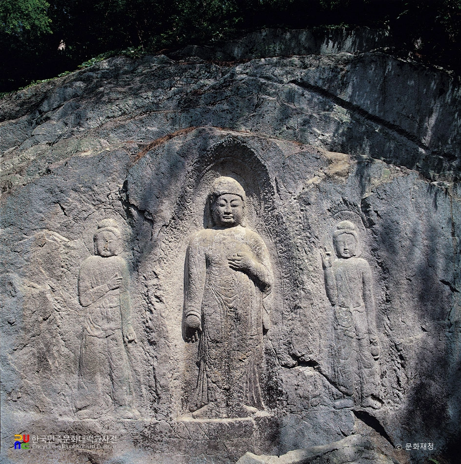 경주 율동 마애여래삼존 입상