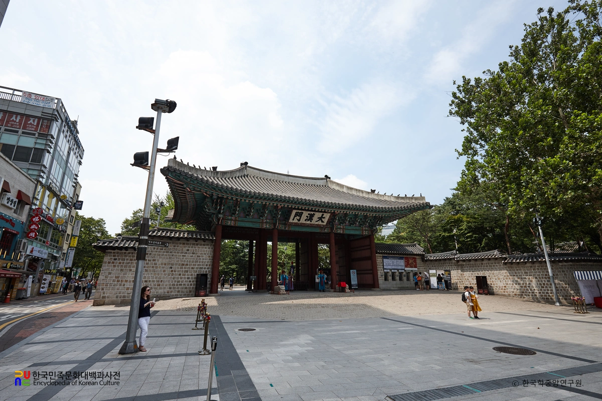 서울 덕수궁 중 대한문 정측면