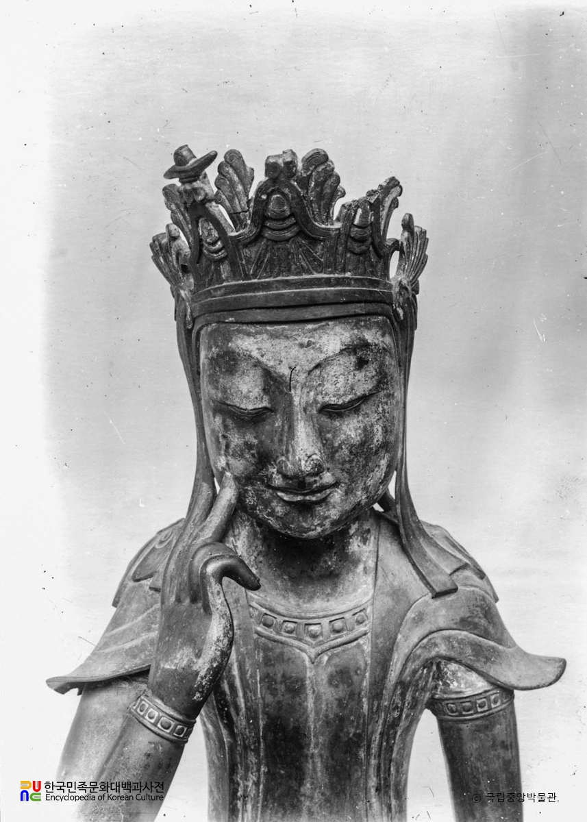 금동반가사유상 상반신