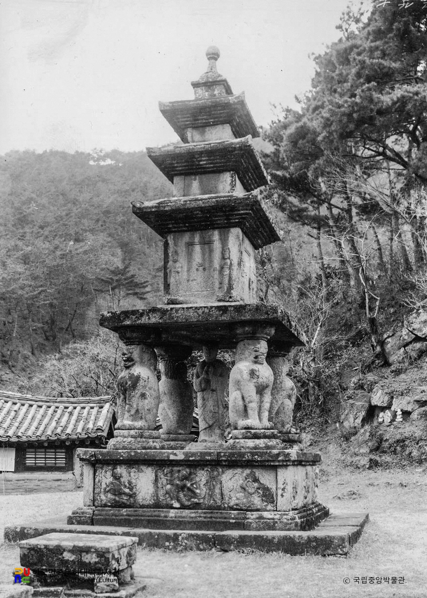 구례 화엄사 사사자 삼층석탑 정측면