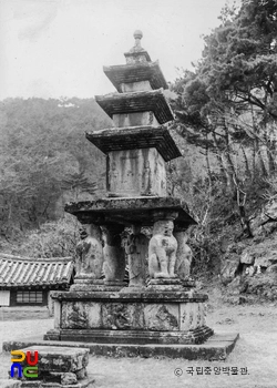 구례 화엄사 사사자 삼층석탑 정측면