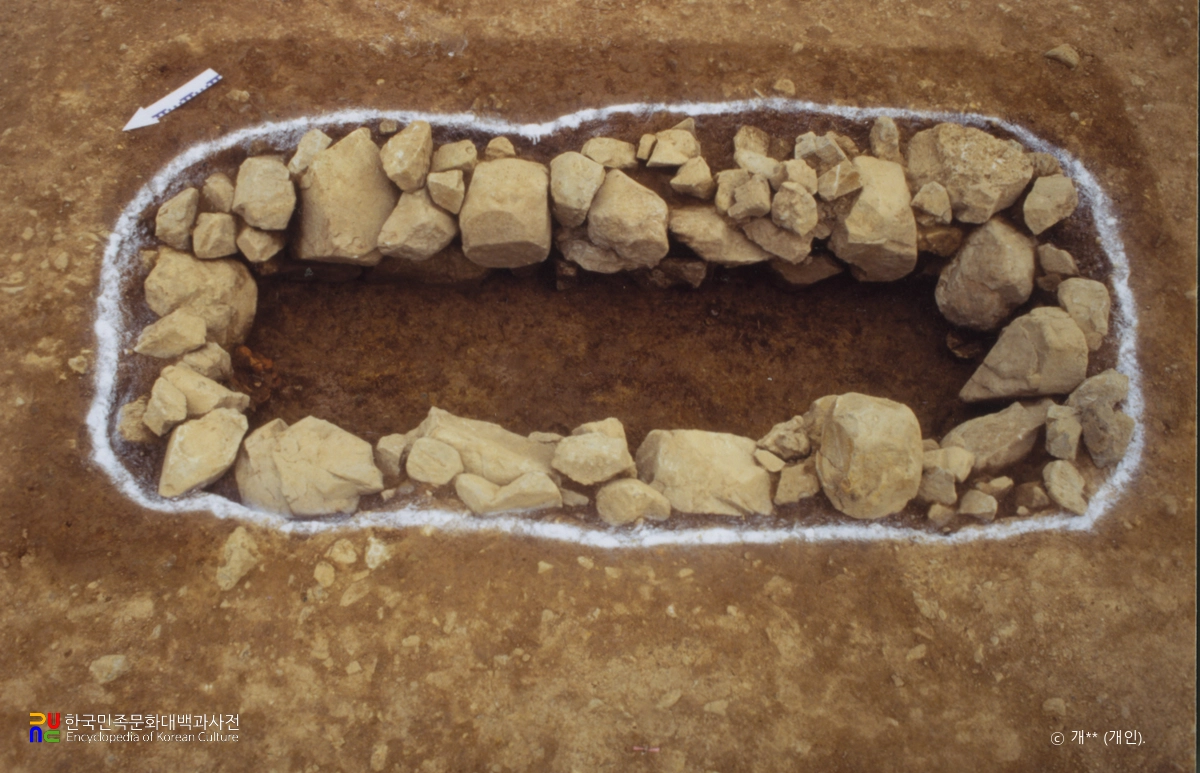 거제 아주동 고분 중 발굴된 고분