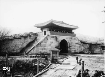 서울 경복궁 중 영추문 후측면 전경