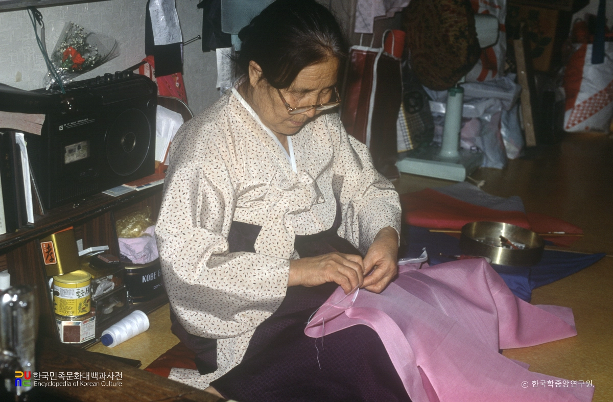 바느질하는 모습