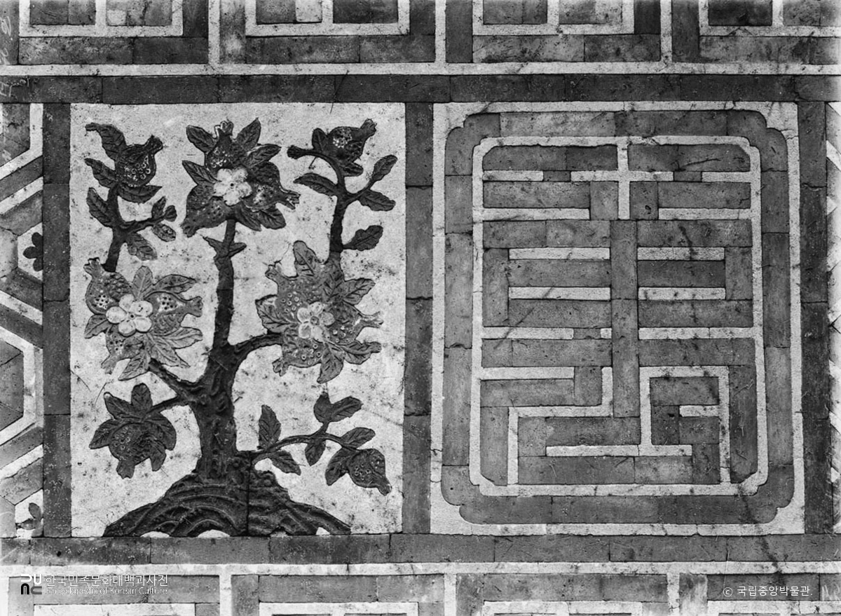서울 경복궁 자경전 서측 꽃담의 문양