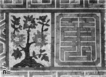 서울 경복궁 자경전 서측 꽃담의 문양