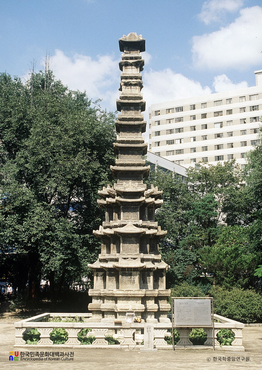 서울 원각사지 십층석탑 정면