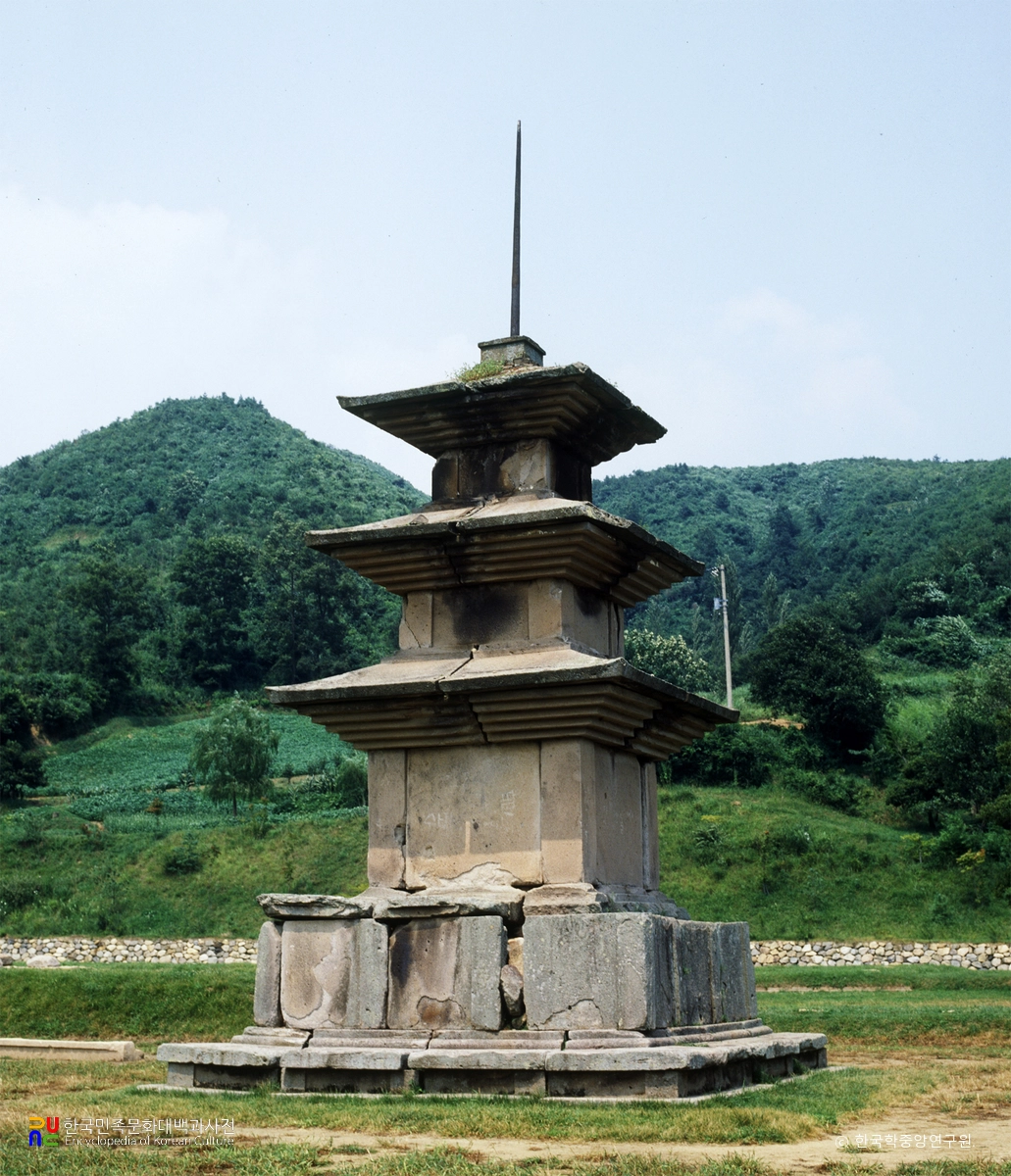 경주 감은사지 동서 삼층석탑 중 동삼층석탑 정측면