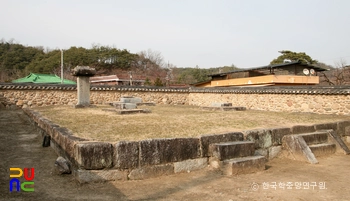 영주 금성대군 신단 정측면