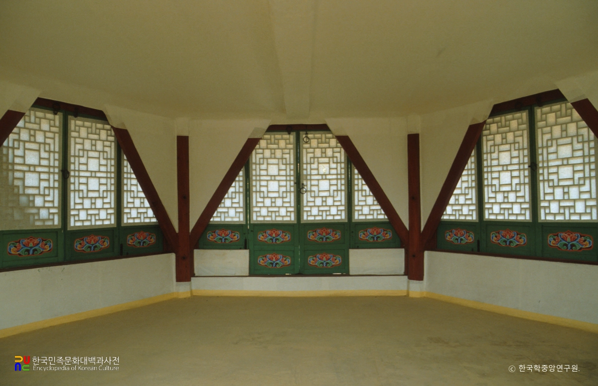 서울 경복궁 향원정 내부