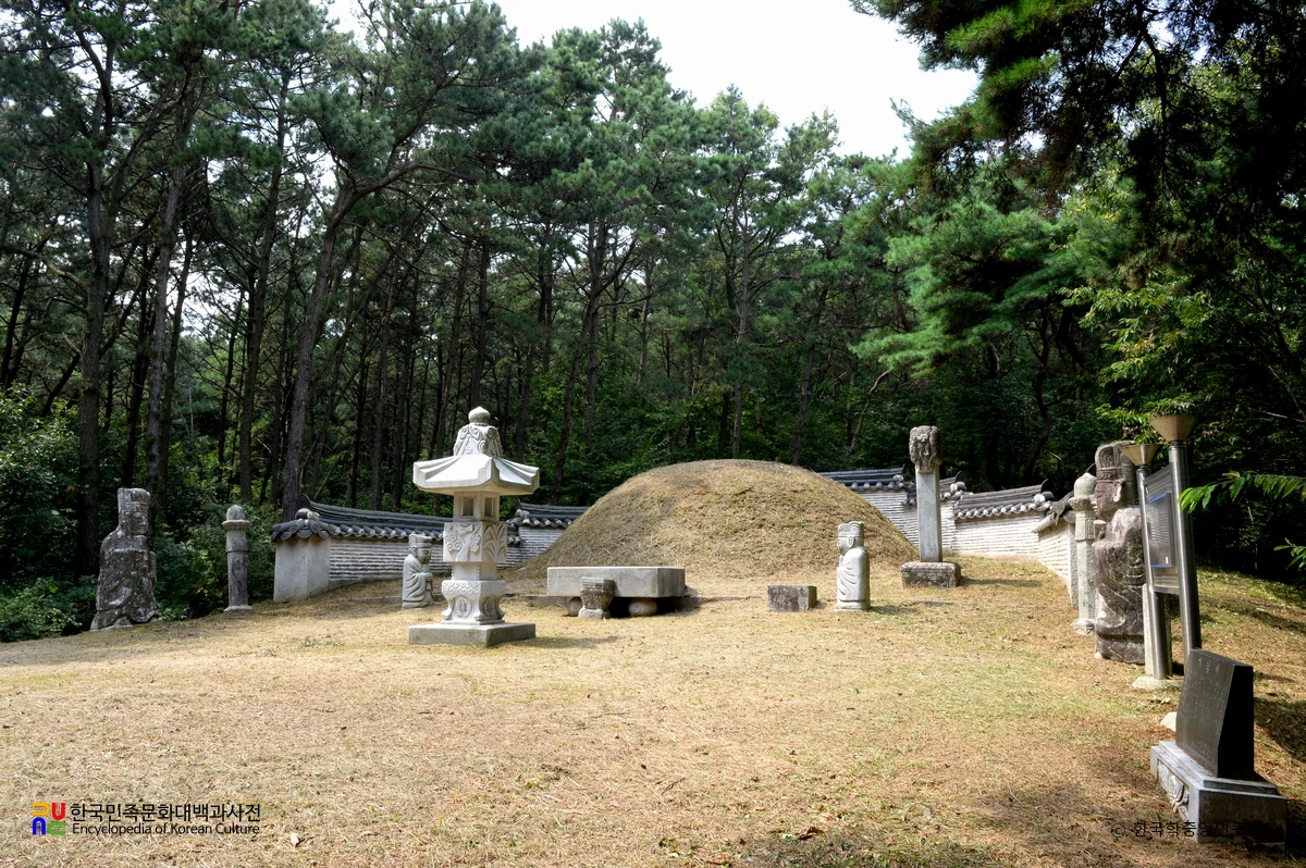여주 이완장군 묘 정측면