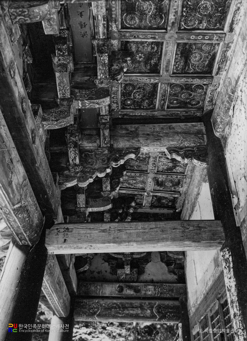 춘천 청평사 극락보전 툇마루 전면