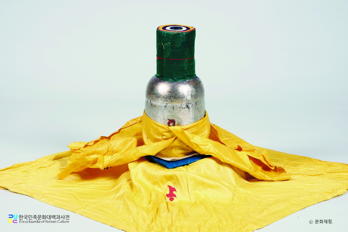 합천 해인사 대적광전 목조비로자나불좌상 및 복장유물 중 황초폭자로 싸인 후령통과 오색후혈장엄