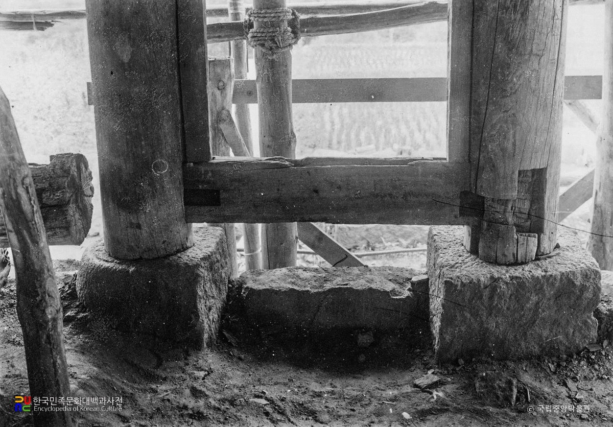 춘천 청평사 회전문 마루 전면 기둥