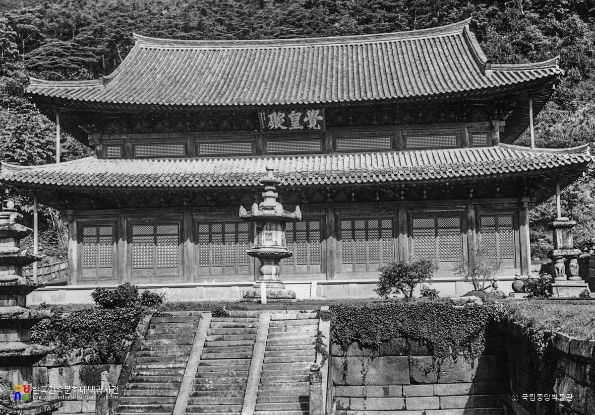 구례 화엄사 각황전과 앞 석등 정측면