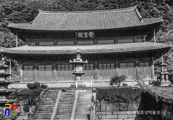 구례 화엄사 각황전과 앞 석등 정측면