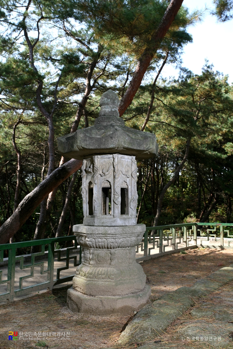 여주 신륵사 보제존자 석종 앞 석등