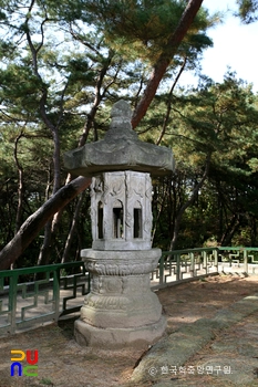 여주 신륵사 보제존자 석종 앞 석등