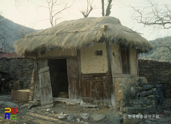 산청 남사마을 이층뒷간 정측면