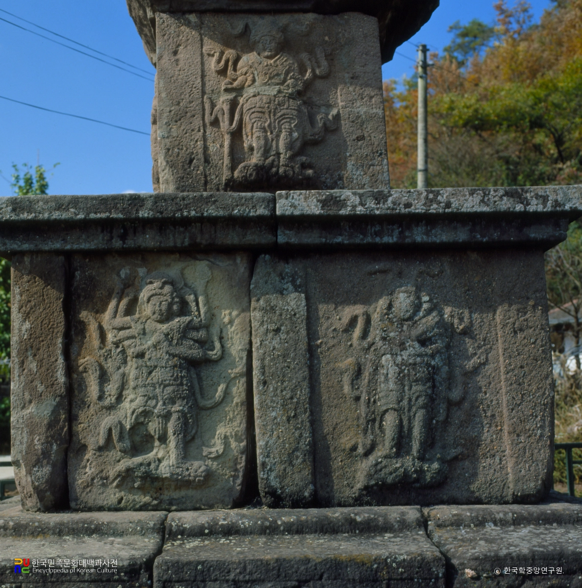 영양 화천리 삼층석탑 기단부 팔부중상 정면