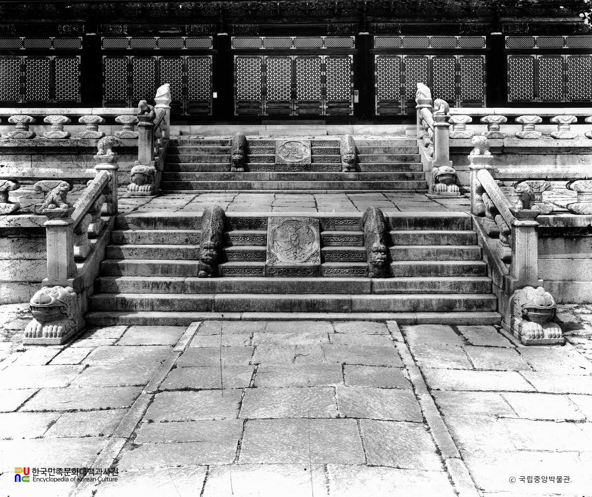 서울 경복궁 근정전 정면 석계