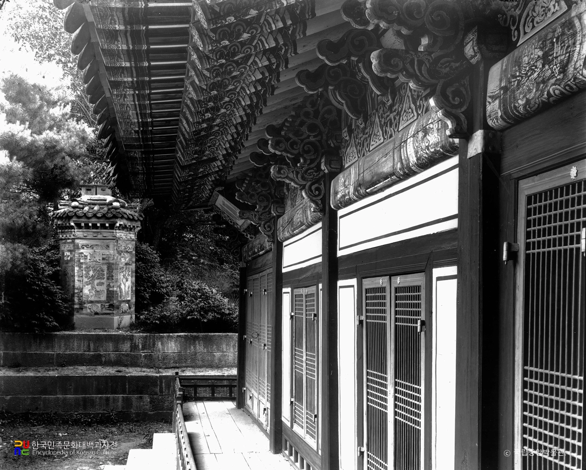 서울 경복궁 교태전 건순각과 굴뚝