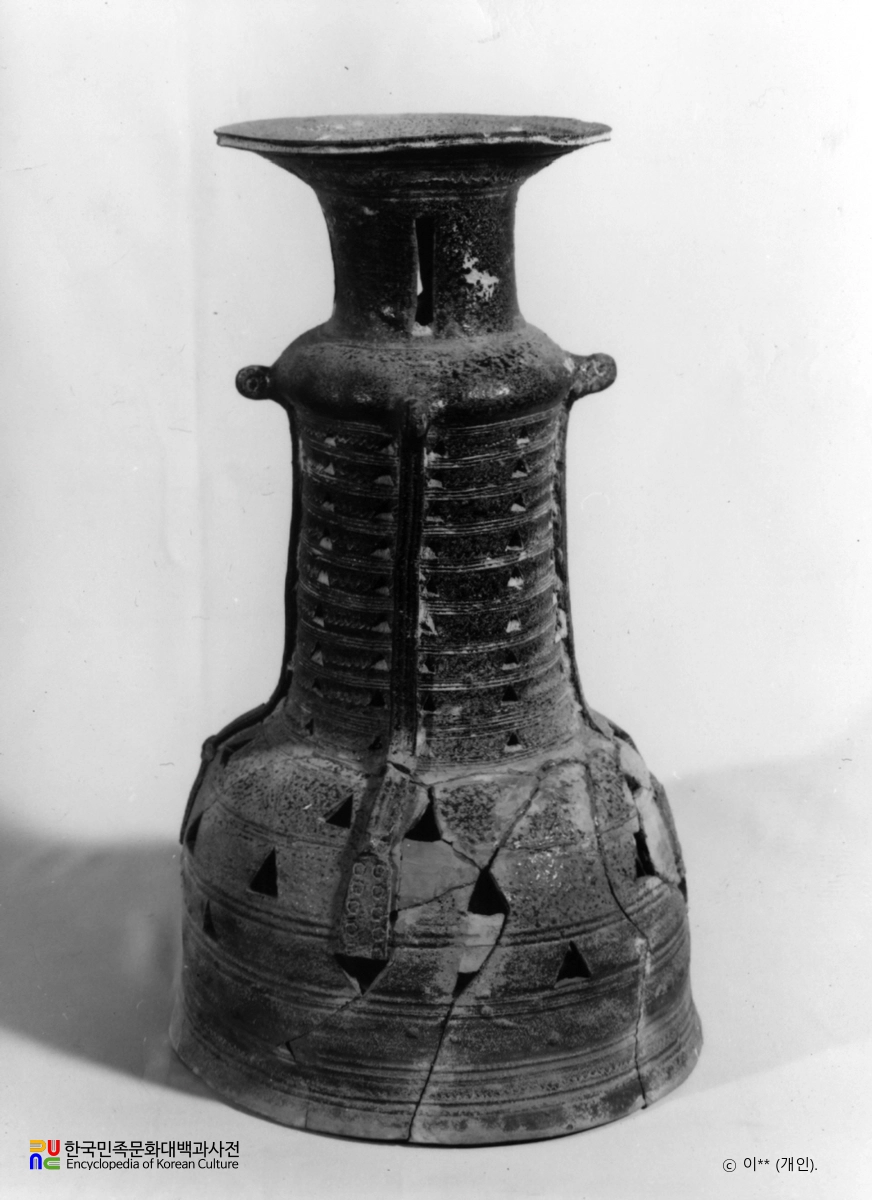 경주 출토 신라토기 기대