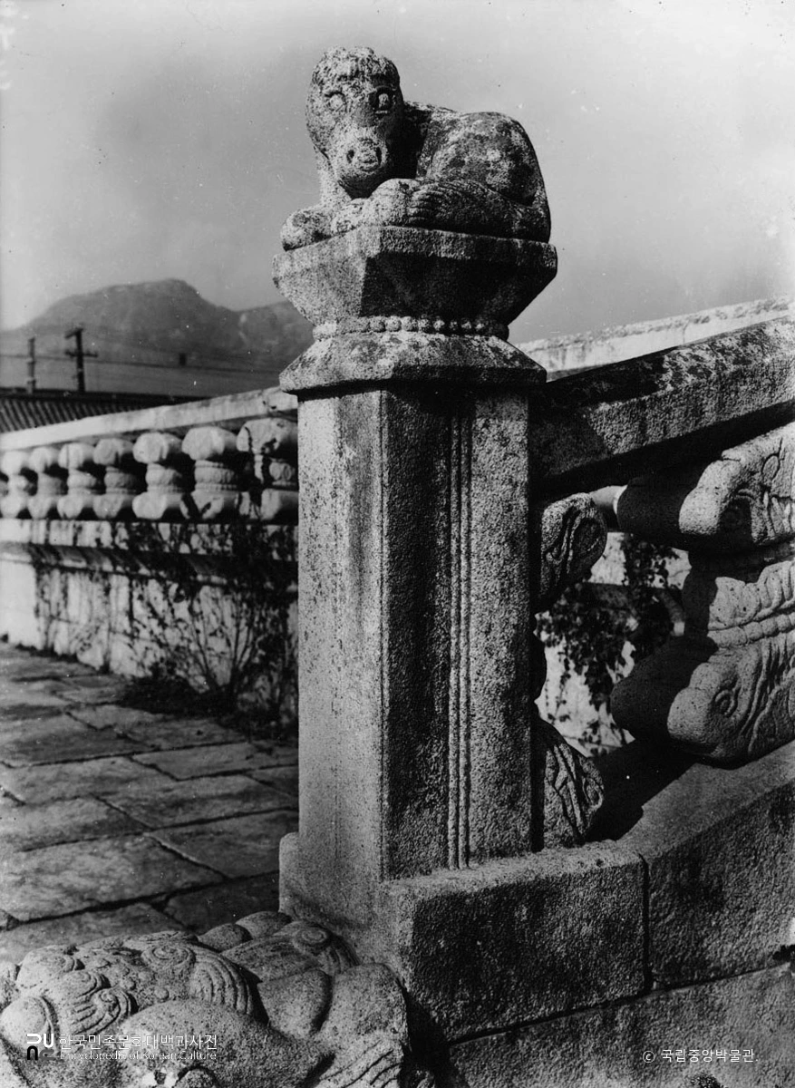 서울 경복궁 근정전 월대 십이지신상 중 말상 정면