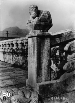 서울 경복궁 근정전 월대 십이지신상 중 말상 정면