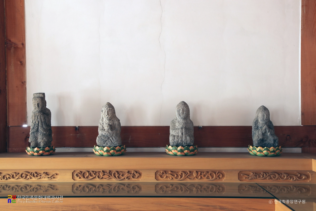 산청 심적정사 나한전 석조불상군