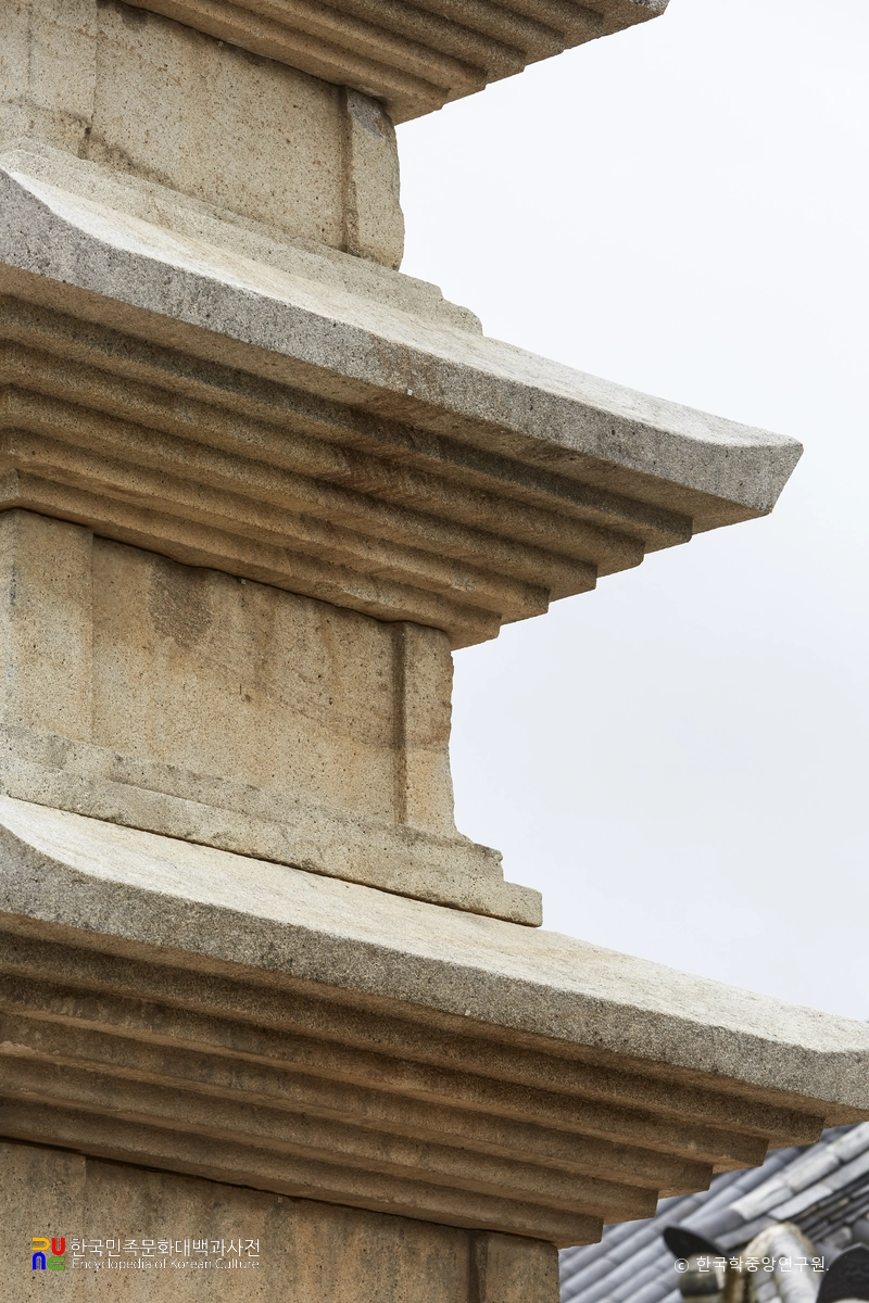 경주 불국사 삼층석탑 옥개석 측면