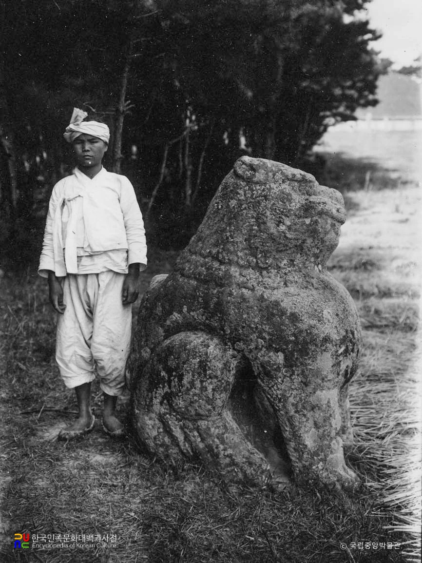 경주 신라 원성왕릉 석사자 측면