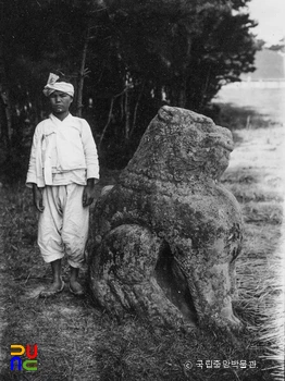 경주 신라 원성왕릉 석사자 측면