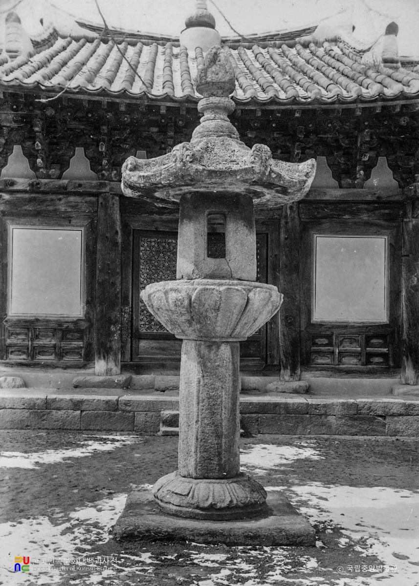 김제 금산사 석등 정면