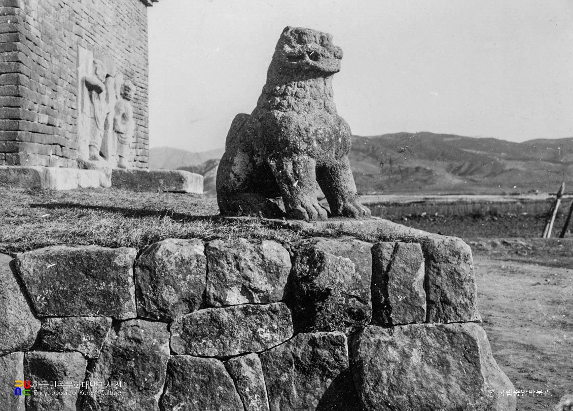 경주 분황사 모전석탑 중 기단 서남쪽 석사자 보수 후 정면