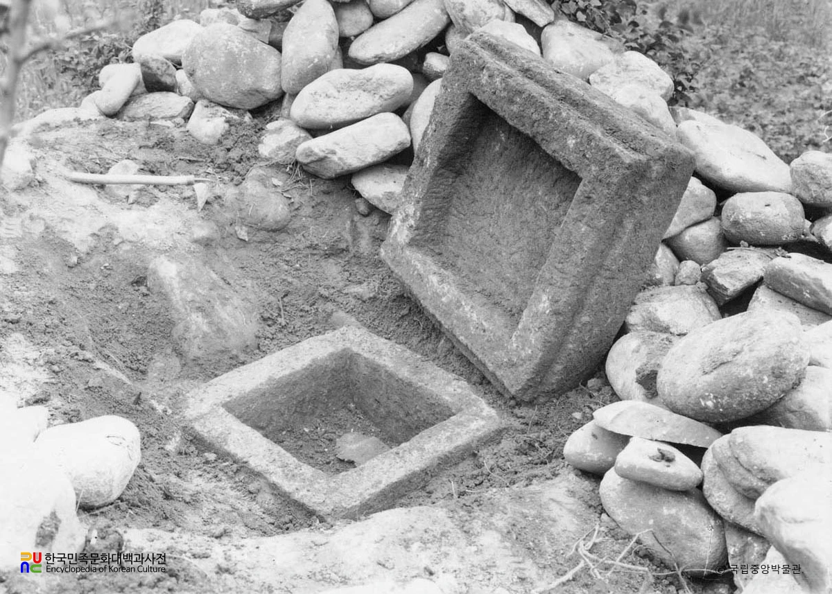 함북 성진 탑평동 고분군 방형석관