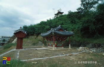 진주 김해김씨 비각 정측면