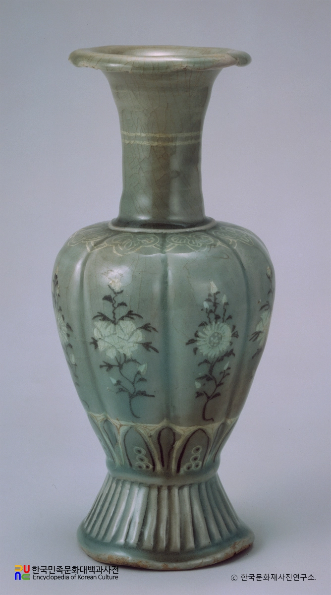 청자 상감 모란국화문 참외모양 병