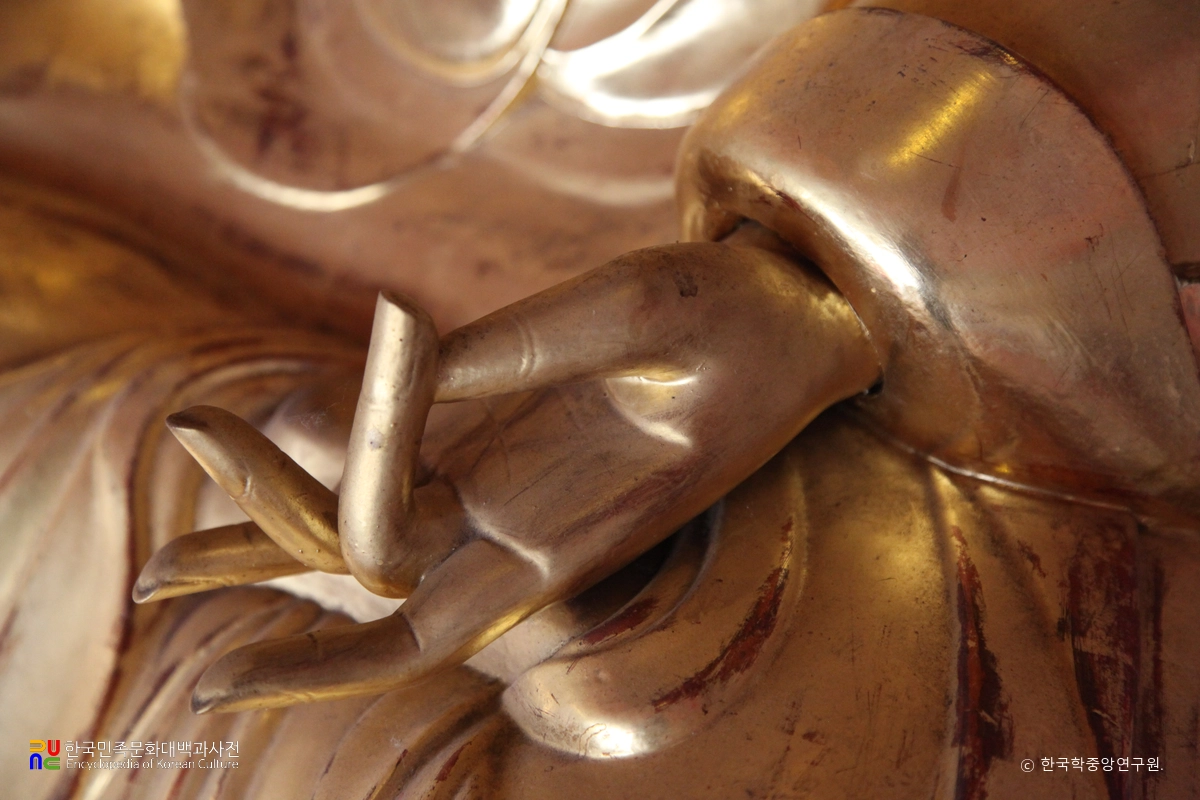 의령 백련암 목조보살좌상의 수인