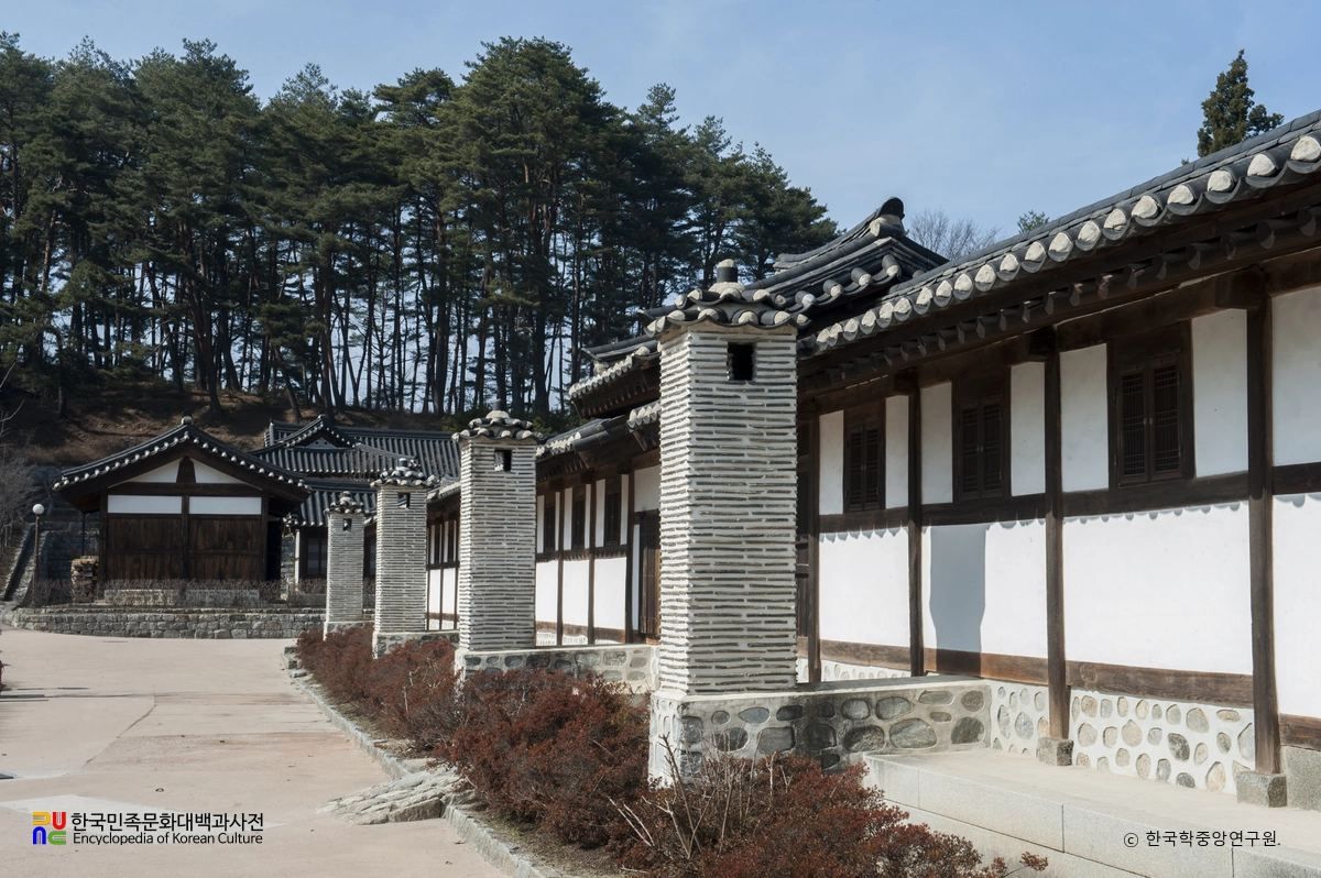 강릉 선교장 중 행랑채 정면 우측