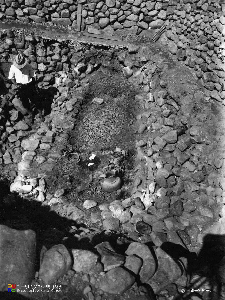 경주 대릉원 일원 중 서봉총 2호분 발굴 모습과 목곽 형태