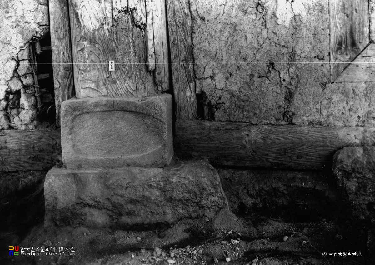 예산 수덕사 대웅전 초석