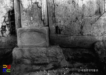 예산 수덕사 대웅전 초석